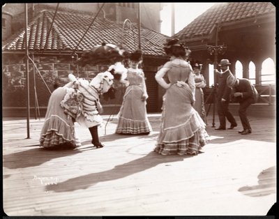 Vijf actrices in kostuum repeteren op het dak van waarschijnlijk het New York Theatre, New York, 1900 door Byron Company